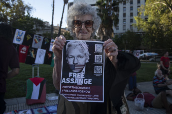 Buenos Aires, Argentina.- En las fotos tomadas el 20 de febrero del 2024, en la Plaza de Mayo se realizó un festival en apoyo de Julian Assange, quien presentó este martes, en el Tribunal Superior de Londres, el que podría ser su último recurso judicial en el Reino Unido contra su extradición a Estados Unidos, que le acusa de 18 delitos de espionaje y piratería informática por revelaciones de su portal WikiLeaks.