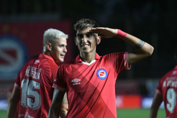 Buenos Aires, Argentina.- En las fotos tomadas el 26 de febrero del 2024, durante el partido entre Argentinos Juniors y Platense en un partido correspondiente a la fecha 7 de la Copa de la Liga en el estadio Diego Armando Maradona. Argentinos Juniors venció 3-1 a Platense, y lidera la Zona A de la Copa de la Liga Profesional.