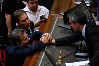 Buenos Aires, Argentina.- En las fotos tomadas el 2 de febrero del 2024, la Cámara de Diputados continuaba por tercer día consecutivo con el tratamiento del proyecto de ley "Bases". Con 144 votos a favor y 109 en contra, la polémica Ley Ómnibus, un amplio paquete de reformas que perdió más de la mitad de sus artículos, recibió una aprobación “en general” en la Cámara de Diputados, que volverá a sesionar el martes.