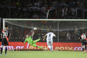 Santa Fe, Argentina.- En las fotos tomadas el 7 de febrero del 2024, River Plate enfrenta a Excursionistas, que milita en la Primera B, por los 32avos. de final de la Copa Argentina en el estadio Brigadier General Estanislao López de Santa Fe. Con goles de Borja, Mastantuono y Ruberto, River Plate venció 3-0 a Excursionistas y avanzó en la Copa Argentina.