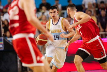 Mar del Plata, Argentina.- En las fotos tomadas el 22 de febrero del 2024, el seleccionado argentino de básquetbol jugó contra Chile, en el Grupo A, en la Eliminatoria de la Americup 2025 de Nicaragua. Argentina superó a Chile 90 a 78 por la primera ventana clasificatoria de cara a la AmeriCup 2025. Nicolás Brussino fue el goleador del equipo con 19 puntos.