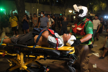 Buenos Aires, Argentina.- En las fotos tomadas el 1 de febrero del 2024, nuevos enfrentamientos entre policías y manifestantes se produjeron a las afueras del Congreso durante el debate en la Cámara de Diputados de la denominada ley Bases, lo que llevó a legisladores del kirchnerismo y la izquierda a presentar una moción para suspender la sesión, lo que fue rechazado por la mayoría del cuerpo legislativo.