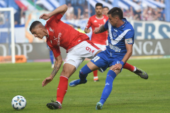 Buenos Aires, Argentina.- En las fotos tomadas el 18 de febrero del 2024, Vélez vs. Huracán, en la fecha 6 por la Copa de la Liga en el Estadio José Amalfitani. Vélez derrotó a Huracán 1-0. Fue Emanuel Mammana quien marcó el gol para el Fortín en el minuto 47 del segundo tiempo.