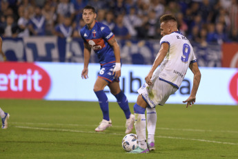 Buenos Aires, Argentina.- En las fotos tomadas el 26 de febrero del 2024, durante el partido entre Vélez Sarsfield y Tigre en un partido correspondiente a la fecha 7 de la Copa de la Liga en el estadio José Amalfitani. Vélez Sarsfield igualó 2-2 a Tigre. Vélez es octavo en la Zona A del torneo, mientras que Tigre es último en el Grupo B y aún no ganó en el certamen.