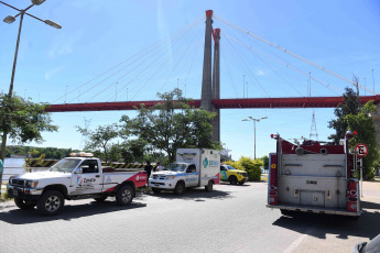 Entre Rios, Argentina.- En las fotos tomadas el 2 de febrero del 2024, una empresa concesionaria realiza el operativo de remoción del barco siniestrado en el Puente Mitre del Complejo Ferrovial Zárate-Brazo Largo, con un grupo de trabajo compuesto por 30 personas. Cinco días después del choque del barco de carga contra el puente Zárate-Brazo Largo, sobre las aguas del río Paraná, se retiró el navío del lugar.