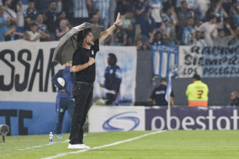 Avellaneda, Argentina.- En la fotografía tomada el 9 de febrero de 2024 en el Estadio de Racing Club se muestran escenas del partido disputado entre el equipo local y San Lorenzo de Almagro. Adrián Martínez convirtió tres goles para Racing, mientras que Mura consiguió el único tanto para San Lorenzo.