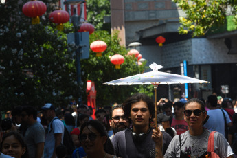 Buenos Aires, Argentina.- En las fotos tomadas el 11 de febrero del 2024, miles de personas participaron en el Barrio Chino de Belgrano de las celebraciones para recibir el Año Nuevo Lunar, el 4722 del Dragón de Madera, con actividades que incluyeron dragones danzantes, caligrafía china, actividades culturales, música con instrumentos tradicionales y bailes típicos.