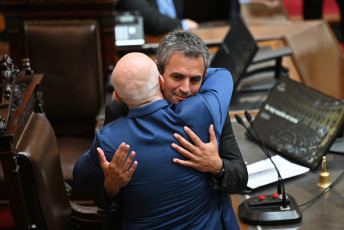 Buenos Aires, Argentina.- En las fotos tomadas el 2 de febrero del 2024, la Cámara de Diputados continuaba por tercer día consecutivo con el tratamiento del proyecto de ley "Bases". Con 144 votos a favor y 109 en contra, la polémica Ley Ómnibus, un amplio paquete de reformas que perdió más de la mitad de sus artículos, recibió una aprobación “en general” en la Cámara de Diputados, que volverá a sesionar el martes.