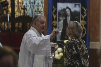 Buenos Aires, Argentina.- En las fotos tomadas el 9 de febrero del 2024, durante la misa celebrada en la Basílica de La Piedad, por Monseñor Rubén Frassia y el parroco Raúl Laurenzena. La canonización de Mama Antula, se llevará a cabo el domingo el papa Francisco en la basílica de San Pedro transformándola en la primera santa de Argentina.