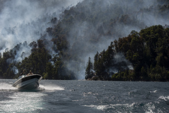 Chubut, Argentina.- En las fotos tomadas el 7 de febrero del 2024, muestra el incendio forestal en el Brazo Tristeza, en el Parque Nacional Nahuel Huapi. Más de 50 brigadistas y dos helicópteros continúan trabajando en la zona sur del Parque Nacional Nahuel Huap para contener el fuego que se desató ayer, pero el área es afectada por "mucho viento", lo que constituye "un factor desfavorable" y propicia un comportamiento más extremo del fuego.