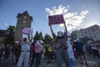 Bariloche, Argentina.- En las fotos tomadas el 31 de enero del 2024, organizaciones sociales y vecinos se convocaron en el centro cívico de la ciudad en rechazo a la Ley Omnibus que se debate en Diputados. Las protestas para expresar el desacuerdo a las reformas de Milei se presentaron en Buenos Aires, pero se extendieron en otras partes del país, como Neuquén, Bariloche y Viedma.