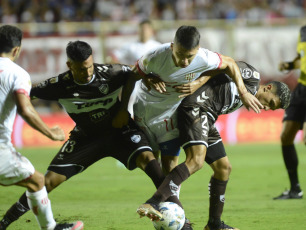 Santa Fe, Argentina.- En las fotos tomadas el 19 de febrero del 2024, Unión se enfrenta a Platense en un partido por la fecha 6 del torneo Argentina - Copa LPF 2024 en el estadio de la Avenida. Unión sacó un empate sin goles ante Platense.