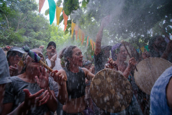 La Rioja, Argentina.- En las fotos tomadas el 12 de febrero del 2024, las personas disfrutan de los carnavales alrededor del país. Las tradiciones, la música y el baile atraen a turistas en muchas ciudades de Argentina, como un evento trascendental en el calendario turístico anual, especial para un fin de semana largo que incluye lunes y martes.