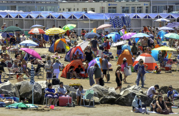 Mar del Plata, Argentina.- In the photos taken on February 13, 2024, visitors and tourists say goodbye to the long Carnival weekend in Mar del Plata. The long Carnival weekend registered one of the highest hotel occupancy rates of the season, with practically full capacity in traditional Carnival destinations -Jujuy, Entre Ríos and Corrientes- and levels above 90% for Mar del Plata and Villa Gesell, the two cities with the most accommodation places on the entire Buenos Aires coast.