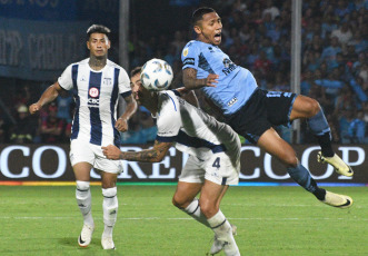 Córdoba, Argentina.- En la fotografía tomada el 24 de febrero de 2024 en Córdoba, Argentina, muestra momentos del partido disputado entre Talleres y Belgrano de Córdoba, en el estadio Julio César Villagra. En la séptima fecha, donde se juegan todos los clásicos, los equipos cordobeses empataron 2 a 2. Los goles de Talleres los convirtieron Sosa (31') y Martínez (48'). Los tantos de Belgrano los marcaron Reyna (1') y Meriano (37').