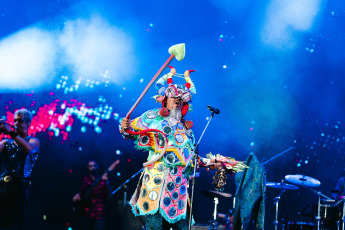 Neuquén, Argentina.- En las fotos tomadas el 12 de febrero del 2024, cerca de 300 mil espectadores asisten a la undécima edición de la Fiesta Nacional de la Confluencia, en Neuquén, con artistas como el rapero Dillom y la banda de cumbia La Delio Valdez (foto).