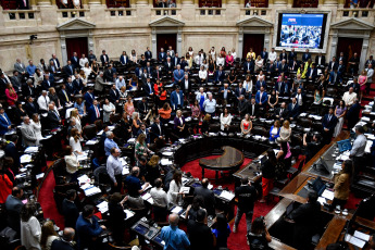 Buenos Aires, Argentina.- En las fotos tomadas el 6 de febrero del 2024, Diputados convalidan el artículo que establece la emergencia económica. Las reformas del presidente de Argentina, Javier Milei, dieron marcha atrás, por falta de apoyo de sus aliados en la Cámara de Diputados, que volverá a tratarlas desde cero en una comisión. La llamada Ley Ómnibus, que había sido votada en general el 2 de febrero de 2024, estaba en plena votación artículo por artículo cuando el diputado oficialista Oscar Zago pidió devolver el proyecto a la comisión, por haber votado cosas diferentes a las que se habían negociado previamente.