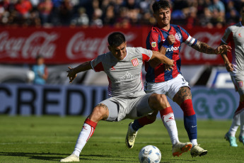 Buenos Aires, Argentina.- En las fotos tomadas el 13 de febrero del 2024, durante el partido entre San Lorenzo y Estudiantes de La Plata por la quinta fecha de la Copa de la Liga en el estadio Nuevo Gasómetro. San Lorenzo y Estudiantes La Plata empataron 1-1. Para San Lorenzo el gol fue marcado por Adam Bareiro (a los 57 minutos). Para Estudiantes La Plata el gol fue marcado por Javier Correa (a los 13 minutos).