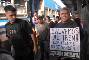 Buenos Aires, Argentina.- En las fotos tomadas el 15 de febrero del 2024, dirigentes de la Izquierda Socialista (IS) y de un sector de la Unión Ferroviaria realizaron una manifestación, para denunciar que el Gobierno nacional "se sigue ensañando contra el servicio ferroviario" para lo cual organizaron una movilización, denominada "el Tren de la Resistencia", que unirá las localidades bonaerenses de Merlo y Marcos Paz, con la consigna "salvemos al tren".