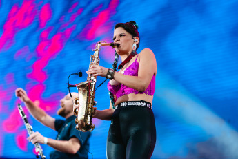 Neuquén, Argentina.- En las fotos tomadas el 12 de febrero del 2024, cerca de 300 mil espectadores asisten a la undécima edición de la Fiesta Nacional de la Confluencia, en Neuquén, con artistas como el rapero Dillom y la banda de cumbia La Delio Valdez (foto).