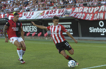 Buenos Aires, Argentina.- En las fotos tomadas el 19 de febrero del 2024, Estudiantes enfrenta a Newell's, en el cierre de la 6ª fecha de la Copa de la Liga Argentina en el estadio Jorge Luis Hirsch. Estudiantes de La Plata venció a Newell’s Old Boys con dos goles del uruguayo Mauro Méndez para ganar 2-0, subiendo al segundo puesto de la Zona B de la Copa de la Liga del fútbol argentino.