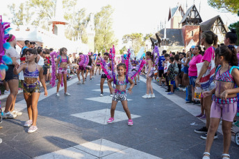 La Plata, Argentina.- En las fotos tomadas el 12 de febrero del 2024, las personas disfrutan de los carnavales alrededor del país. Las tradiciones, la música y el baile atraen a turistas en muchas ciudades de Argentina, como un evento trascendental en el calendario turístico anual, especial para un fin de semana largo que incluye lunes y martes.