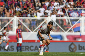 Buenos Aires, Argentina.- En las fotos tomadas el 13 de febrero del 2024, durante el partido entre San Lorenzo y Estudiantes de La Plata por la quinta fecha de la Copa de la Liga en el estadio Nuevo Gasómetro. San Lorenzo y Estudiantes La Plata empataron 1-1. Para San Lorenzo el gol fue marcado por Adam Bareiro (a los 57 minutos). Para Estudiantes La Plata el gol fue marcado por Javier Correa (a los 13 minutos).