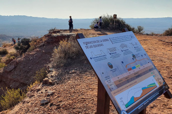 San Luis, Argentina.- En las fotos tomadas el 1 de febrero del 2024, el Parque Nacional Sierras de las Quijadas (PNSQ), en San Luis, comunicó el cierre de acceso al público hasta el sábado debido a la ola de calor que afecta a la provincia. Argentina atraviesa una ola de calor, con alerta por temperaturas muy elevadas en la zona oeste del país y también en el sur de la provincia de Buenos Aires. "Desde el norte de Patagonia hasta el norte de Argentina habrá temperaturas máximas entre los 35 y 42 grados celsius y temperaturas mínimas entre los 22 y 26 grados celsius", informó el Servicio Meteorológico Nacional (SMN).