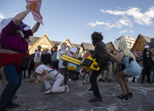 Bariloche, Argentina.- En las fotos tomadas el 31 de enero del 2024, organizaciones sociales y vecinos se convocaron en el centro cívico de la ciudad en rechazo a la Ley Omnibus que se debate en Diputados. Las protestas para expresar el desacuerdo a las reformas de Milei se presentaron en Buenos Aires, pero se extendieron en otras partes del país, como Neuquén, Bariloche y Viedma.