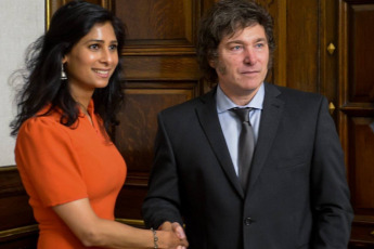 Buenos Aires, Argentina.- En las fotos tomadas el 22 de febrero del 2024, el presidente argentino, Javier Milei (derecha), recibió en la Casa Rosada a la subdirectora gerente del Fondo Monetario Internacional (FMI), Gita Gopinath (izquierda), quien se encuentra en Buenos Aires para reunirse con funcionarios del Gobierno y representantes de distintos sectores a fin de conocer la marcha de la economía.