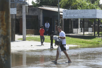 Buenos Aires, Argentina.- En las fotos tomadas el 13 de febrero del 2024, muestra calles inundadas tras la crecida el Río de la Plata. El Servicio de Hidrografía Naval (SHN) actualizó el alerta por crecida del Río de la Plata en la Ciudad de Buenos Aires y las zonas costeras del norte y del sur del conurbano bonaerense, donde se registrarán alturas superiores a los 2.30 metros, a la vez que permanece vigente otro alerta para la costa atlántica, entre Mar del Plata y San Clemente del Tuyú.