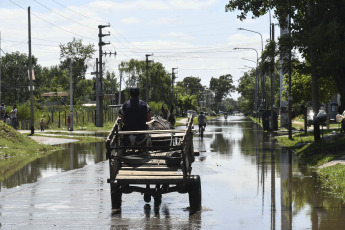 Buenos Aires, Argentina.- En las fotos tomadas el 13 de febrero del 2024, muestra calles inundadas tras la crecida el Río de la Plata. El Servicio de Hidrografía Naval (SHN) actualizó el alerta por crecida del Río de la Plata en la Ciudad de Buenos Aires y las zonas costeras del norte y del sur del conurbano bonaerense, donde se registrarán alturas superiores a los 2.30 metros, a la vez que permanece vigente otro alerta para la costa atlántica, entre Mar del Plata y San Clemente del Tuyú.