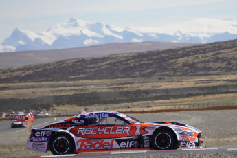 Santa Cruz, Argentina.- En la fotografía tomada el 24 de febrero de 2024 en Santa Cruz, Argentina se muestran momentos de la carrera de Turismo Carretera realizada en El Calafate. Con esta carrera no sólo inició el 84º campeonato de su historia, sino también inauguró una Nueva Era entre sus marcas, con nuevos modelos de carrocería: Ford Mustang, los Chevrolet Camaro y los Dodge Challenger. El Campeón vigente, Mariano Werner, logró la primera pole con un Ford Mustang.