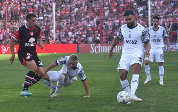 Córdoba, Argentina.- En las fotos tomadas el 18 de febrero del 2024, Instituto vs. Independiente, en la fecha 6 por la Copa de la Liga en el Monumental de Alta Córdoba. Independiente venció por 2-0 a Instituto. Fue Gabriel Neves quien inauguró el marcador al minuto 25 de la primera mitad. Más tarde, en el minuto 31 de la misma etapa, Lucas González aumentó la ventaja, asegurando la victoria de Independiente.