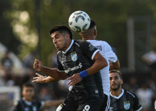 Buenos Aires, Argentina.- En las fotos tomadas el 19 de febrero del 2024, Deportivo Riestra y Atlético Tucumán, se enfrentaron por la sexta fecha de la Copa de la Liga Profesional (LPF) en el estadio del club del Bajo Flores. Deportivo Riestra consiguió su histórico primer triunfo en la Copa de la Liga Profesional al vencer 1-0 a Atlético Tucumán, con el gol de su capitán Milton Céliz, su rival, aún no ganó en lo que va del torneo.