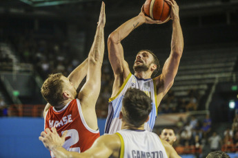 Mar del Plata, Argentina.- En las fotos tomadas el 22 de febrero del 2024, el seleccionado argentino de básquetbol jugó contra Chile, en el Grupo A, en la Eliminatoria de la Americup 2025 de Nicaragua. Argentina superó a Chile 90 a 78 por la primera ventana clasificatoria de cara a la AmeriCup 2025. Nicolás Brussino fue el goleador del equipo con 19 puntos.