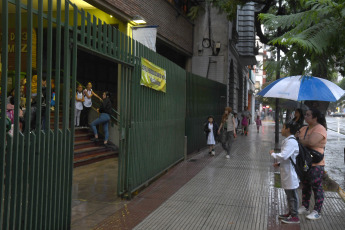 Buenos Aires, Argentina.- En la foto tomada el 26 de febrero de 2024, el ciclo lectivo 2024 comienza hoy en la ciudad de Buenos Aires y siete provincias, en un escenario marcado por el paro con movilización convocado por la Confederación de Trabajadores de la Educación de la República Argentina (Ctera) en reclamo de la paritaria nacional y en rechazo de la eliminación del Fondo Nacional de Incentivo Docente (Fonid), que impactará de diferente manera en cada distrito, según las demandas específicas del gremio en cada lugar.