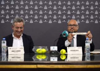 Rosario, Argentina.- En las fotos tomadas el 2 de febrero del 2024, muestra el sorteo realizado para definir los jugadores de la serie de la Copa Davis de tenis en Rosario (provincia de Santa Fe). Francisco Cerúndolo, mejor tenista argentino de la actualidad, se medirá con Dmitry Popko (338°) en la apertura de la serie de Copa Davis frente a Kazajistán, que se desarrollará este fin de semana en el Jockey Club de Rosario por la instancia Qualifiers 2024.