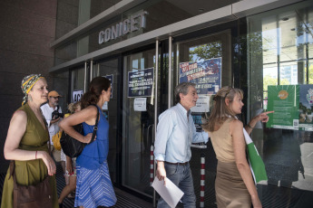 Buenos Aires, Argentina.- En las fotos tomadas el 1 de febrero del 2024, la Red de Autoridades de Institutos de Ciencia y Tecnología (Raicyt) entregó al directorio del Conicet un petitorio firmado por 12.000 integrantes del sistema científico reclamando la efectivización de los concursos de becas y la reincorporación del personal cesanteado en defensa del "sistema científico tecnológico nacional".