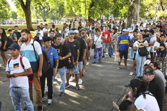 Buenos Aires, Argentina. - En las fotos tomadas el 21 de febrero del 2024, se registran demoras y largas filas de pasajeros en las paradas de colectivos en Buenos Aires. El gremio La Fraternidad lleva adelante desde esta medianoche un paro de trenes de 24 horas que afecta a todo el servicio ferroviario, para reclamar "una recomposición" salarial "de lo que se perdió por el aumento inflacionario".