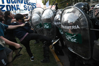 Buenos Aires, Argentina.- En las fotos tomadas el 1 de febrero del 2024, nuevos enfrentamientos entre policías y manifestantes se produjeron a las afueras del Congreso durante el debate en la Cámara de Diputados de la denominada ley Bases, lo que llevó a legisladores del kirchnerismo y la izquierda a presentar una moción para suspender la sesión, lo que fue rechazado por la mayoría del cuerpo legislativo.