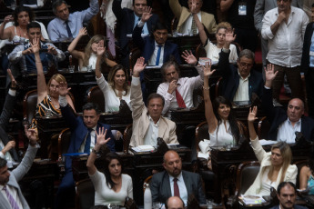 Buenos Aires, Argentina.- En las fotos tomadas el 2 de febrero del 2024, la Cámara de Diputados continuaba por tercer día consecutivo con el tratamiento del proyecto de ley "Bases". Con 144 votos a favor y 109 en contra, la polémica Ley Ómnibus, un amplio paquete de reformas que perdió más de la mitad de sus artículos, recibió una aprobación “en general” en la Cámara de Diputados, que volverá a sesionar el martes.