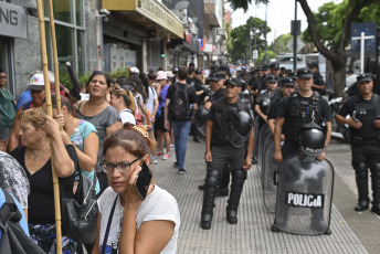 Buenos Aires, Argentina.- En las fotos tomadas el 7 de febrero del 2024, cocineras y coordinadoras de comedores comunitarios pertenecientes a diversas organizaciones sociales iniciaron una nueva "jornada nacional de protesta" denominada "Cocineras contra el hambre" en distintos puntos del país, en reclamo de asistencia alimentaria para comedores y merenderos comunitarios.