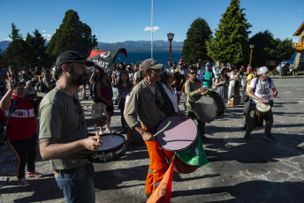 Bariloche, Argentina.- En las fotos tomadas el 31 de enero del 2024, organizaciones sociales y vecinos se convocaron en el centro cívico de la ciudad en rechazo a la Ley Omnibus que se debate en Diputados. Las protestas para expresar el desacuerdo a las reformas de Milei se presentaron en Buenos Aires, pero se extendieron en otras partes del país, como Neuquén, Bariloche y Viedma.