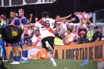 Buenos Aires, Argentina.- En la foto tomada el 25 de febrero de 2024, River y Boca empataron 1 a 1 en el estadio Más Monumental este domingo por la fecha 7 de la Copa de la Liga. Los goles llegaron en el segundo tiempo, en los pies de Solari y Medina. Final caliente en Núñez. Con este resultado, el equipo de Demichelis quedó puntero en la Zona A con 13 puntos, igualando la línea de Independiente. Los de Diego Martínez llegaron a las 10 unidades y se ubican séptimos en la Zona B.