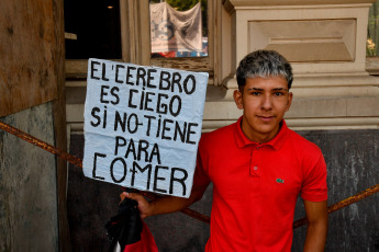 Buenos Aires, Argentina.- En las fotos tomadas el 22 de febrero del 2024, organizaciones sociales, movimientos estudiantiles y sindicatos, realizaron una manifestación frente al Ministerio de Educación Nacional (Plaza Pizzurno) en reclamo de kits escolares. Además lanzaron una gran campaña de solidaridad juntando útiles escolares y zapatillas, en todos los barrios, escuelas y facultades.