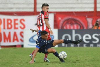 Buenos Aires, Argentina.- En las fotos tomadas el 19 de febrero del 2024, Barracas Central enfrenta a Talleres, por la fecha 6 del torneo Argentina - Copa LPF 2024 en el Estadio Tomás Ducó. Barracas superó 2-1 a Talleres. Los goles del partido para el local los anotaron Marco Iacobellis (1' 1T) y Maximiliano Zalazar (4' 2T). Mientras que el gol de visitante lo hizo Gastón Benavídez (31' 1T).