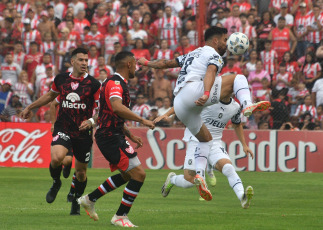 Córdoba, Argentina.- En las fotos tomadas el 18 de febrero del 2024, Instituto vs. Independiente, en la fecha 6 por la Copa de la Liga en el Monumental de Alta Córdoba. Independiente venció por 2-0 a Instituto. Fue Gabriel Neves quien inauguró el marcador al minuto 25 de la primera mitad. Más tarde, en el minuto 31 de la misma etapa, Lucas González aumentó la ventaja, asegurando la victoria de Independiente.