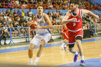 Mar del Plata, Argentina.- En las fotos tomadas el 22 de febrero del 2024, el seleccionado argentino de básquetbol jugó contra Chile, en el Grupo A, en la Eliminatoria de la Americup 2025 de Nicaragua. Argentina superó a Chile 90 a 78 por la primera ventana clasificatoria de cara a la AmeriCup 2025. Nicolás Brussino fue el goleador del equipo con 19 puntos.