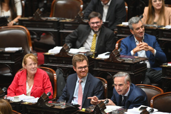 Buenos Aires, Argentina.- En las fotos tomadas el 2 de febrero del 2024, la Cámara de Diputados continuaba por tercer día consecutivo con el tratamiento del proyecto de ley "Bases". Con 144 votos a favor y 109 en contra, la polémica Ley Ómnibus, un amplio paquete de reformas que perdió más de la mitad de sus artículos, recibió una aprobación “en general” en la Cámara de Diputados, que volverá a sesionar el martes.